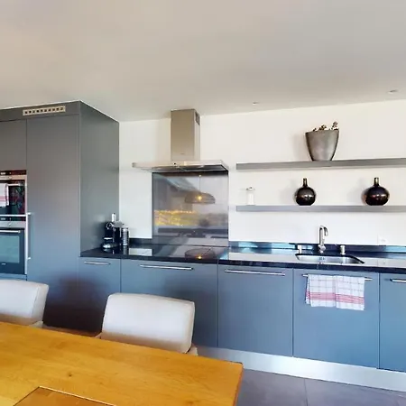 Lägenhet Spacious Apartment With Mountain View